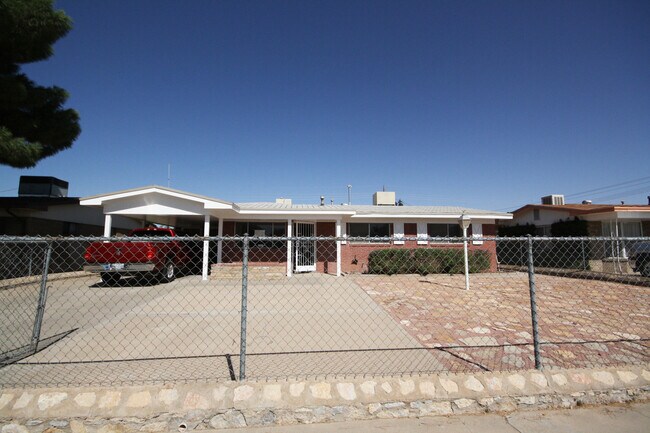 Foto del edificio - 5829 Macaw Ave