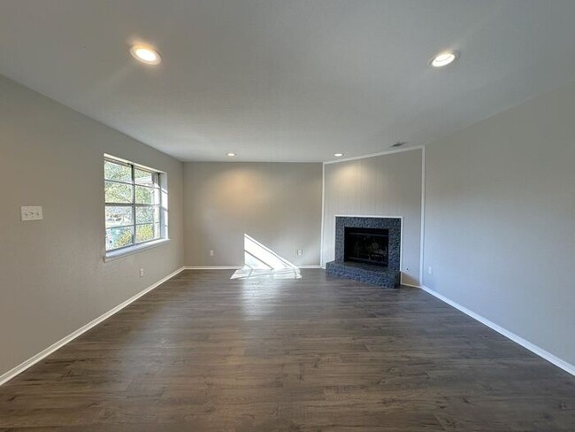 Building Photo - Tour Today! Newly Updated 3 Bedroom 2 Bath...