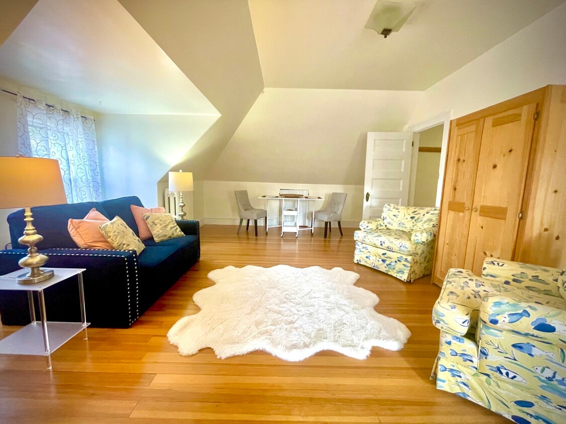 Foto principal - 57 Oak Square Ave