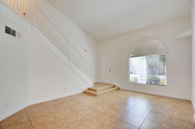 Foto del edificio - Renovated and Modern. This fantastic 2br in a gated community in Silverado Ranch has all the amen...