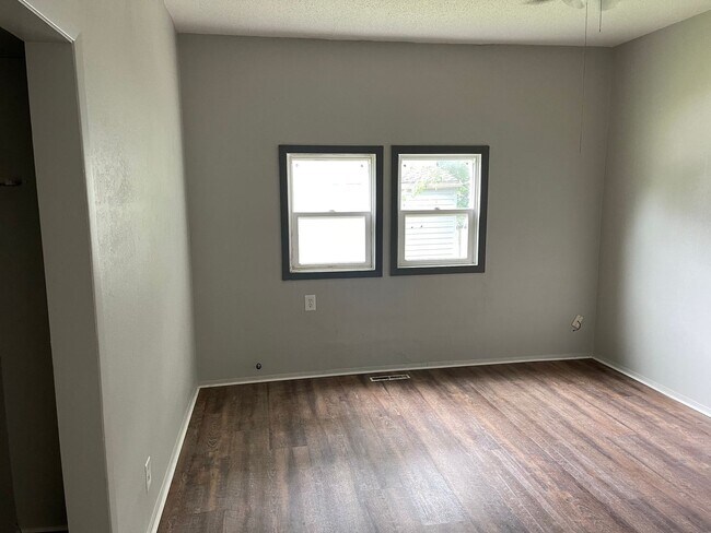 Building Photo - $1095 - 4 bed 1 bath - Single Family Home