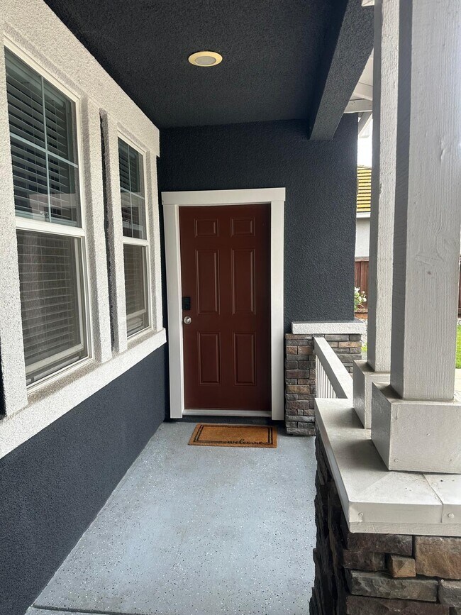 Entrada a la vivienda para familiares - 1764 La Pergola Dr
