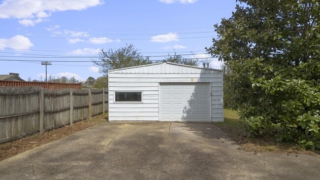 Building Photo - 6627 Hilton Dr