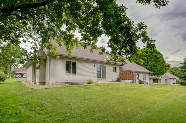 Building Photo - 865 Harper Dr