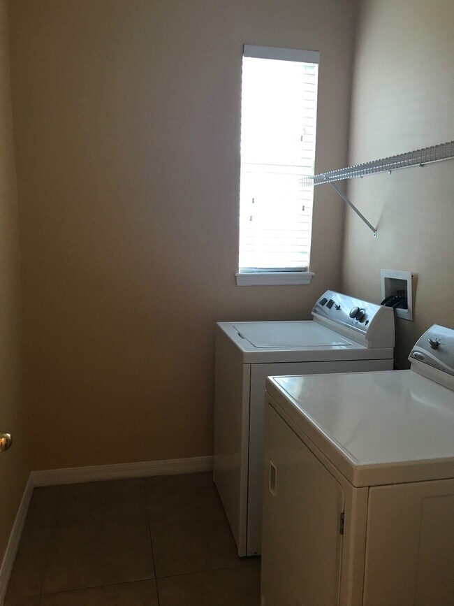 Building Photo - SANFORD: 2 Story Townhome, Falgship Park C...