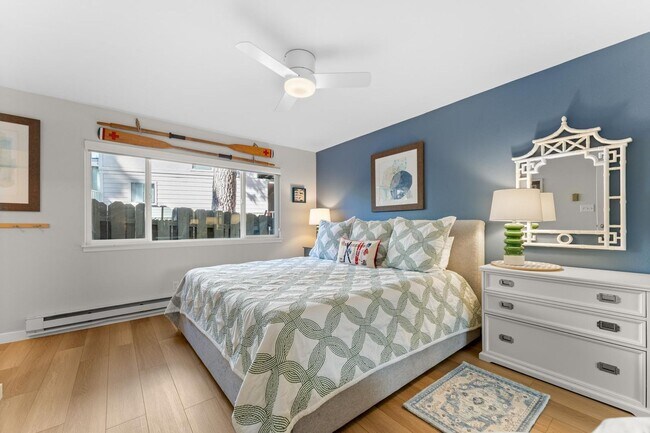 Building Photo - Beautifully Updated & Furnished 1 Bedroom in Lake Front Complex!