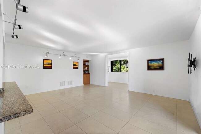 Foto del edificio - 181 Crandon Blvd