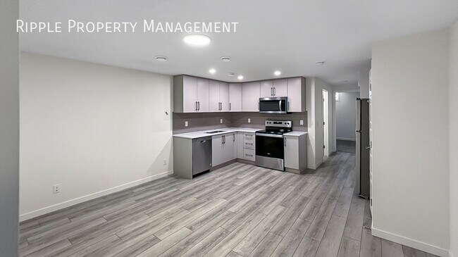 Photo du bâtiment - BEAUTIFUL 2-BED, 1-BATH BASEMENT SUITE | MODERN GLACIER RIDGE LIVING
