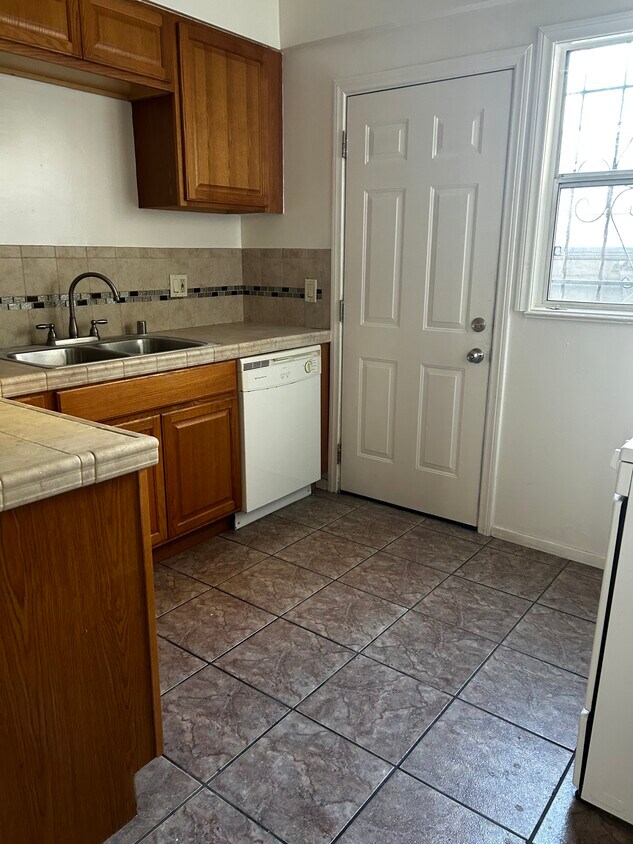 Building Photo - 130 1/2 N Orlando Ave