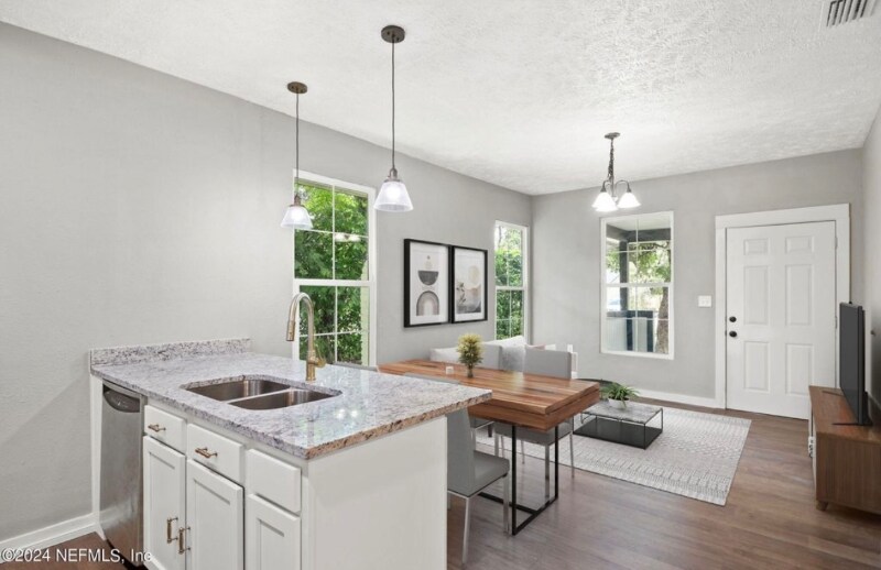 Foto principal - 922 Glencarin St