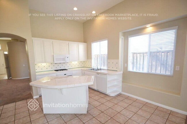 Building Photo - 45916 Via La Colorada
