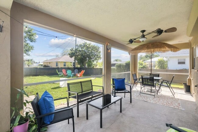 Building Photo - 730 SE White Ave