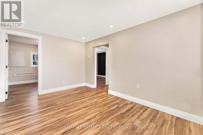 Photo du bâtiment - 2346 Edwin Crescent