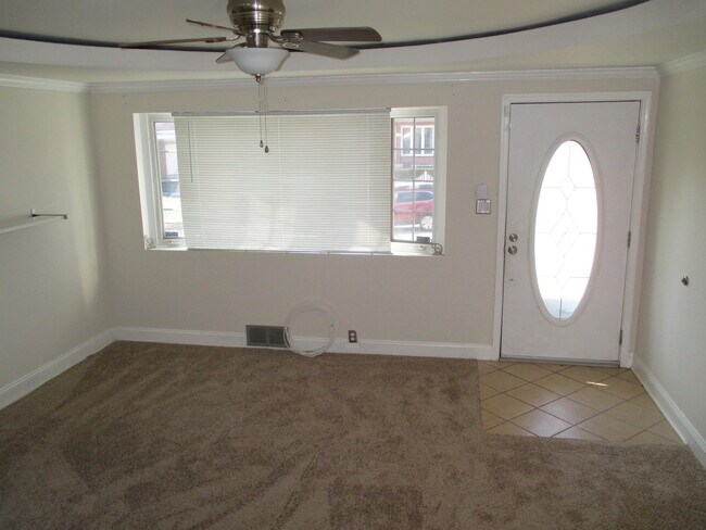 Building Photo - Renovated 3 Bedroom Townhome in Violetvill...