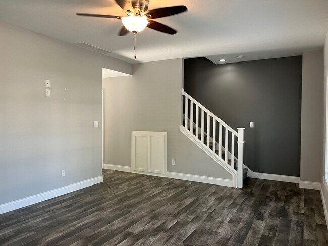 Building Photo - NEW!