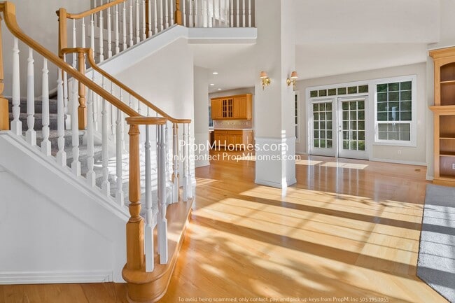 Foto del edificio - Gorgeous Lake Oswego Three Bedroom Oak Creek Home On Corner Lot!