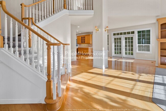 Foto del edificio - Stunning Lake Oswego Three Bedroom Oak Creek Home On Corner Lot!