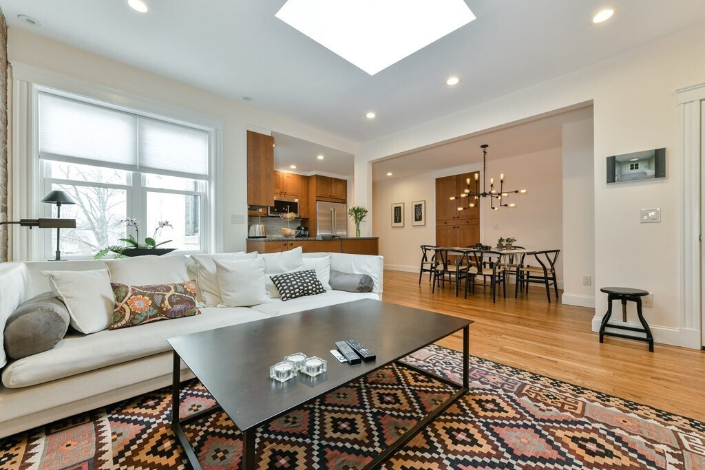 Primary Photo - 1038 Beacon St