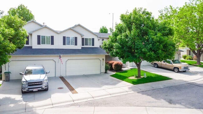 Building Photo - Newly Renovated Townhouse In Boise