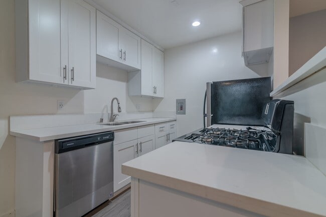 Building Photo - 928 4th St