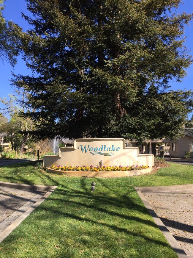 Foto del edificio - 104 Woodlake Dr
