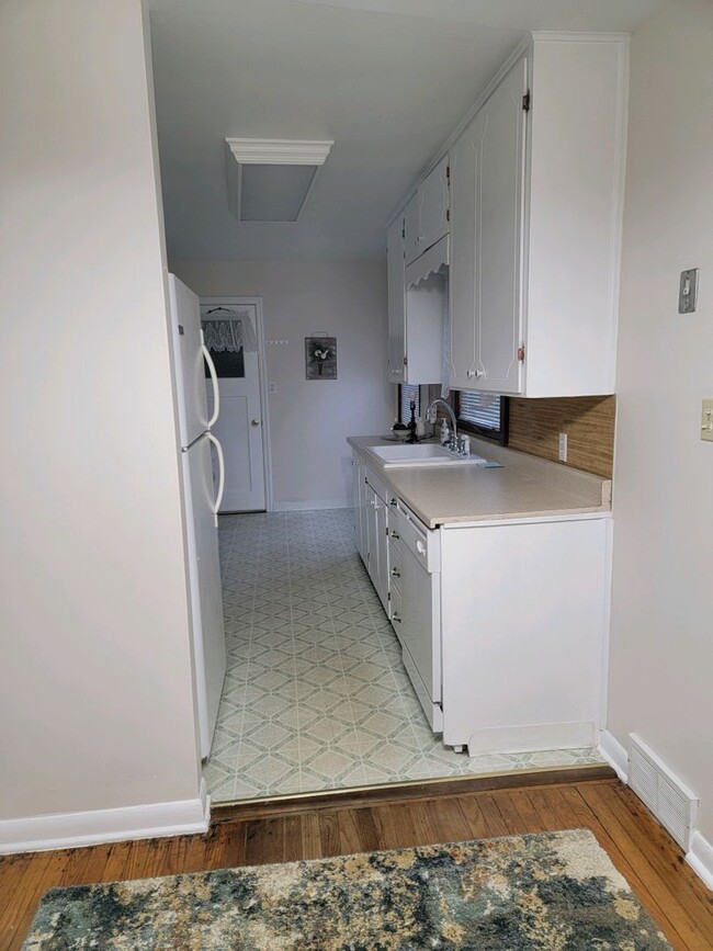 Building Photo - 3 Bedroom, 1 bath S Tacoma Home!