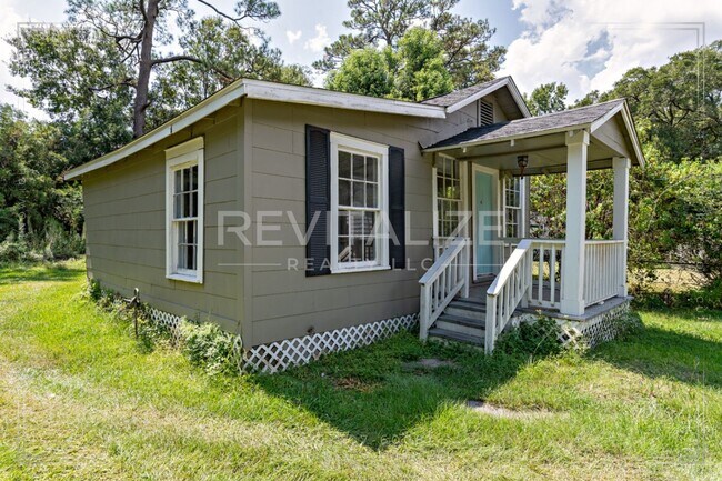 Building Photo - Updated 2 Bed 1 Bath Close to I-10, I-65, and HWY-90