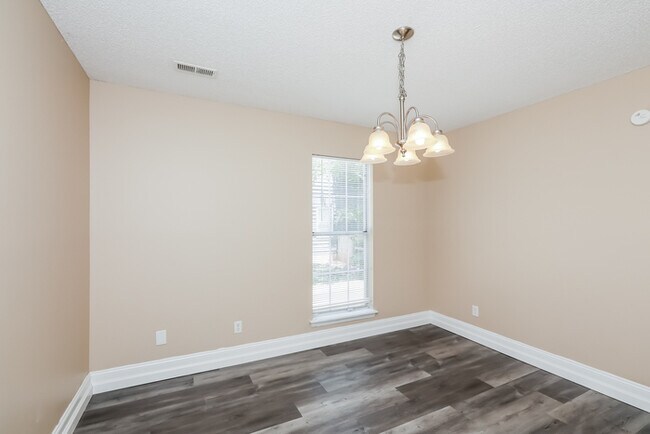 Foto del edificio - 13715 Dealtry Ln
