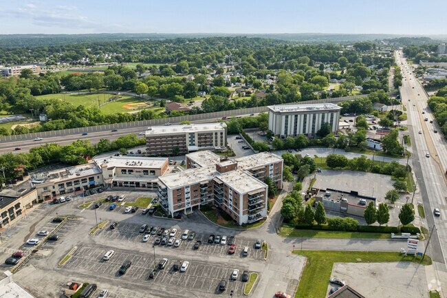 Foto aérea - Courtside Square Apartments