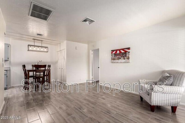 Foto del edificio - 8131 N 107th Ave