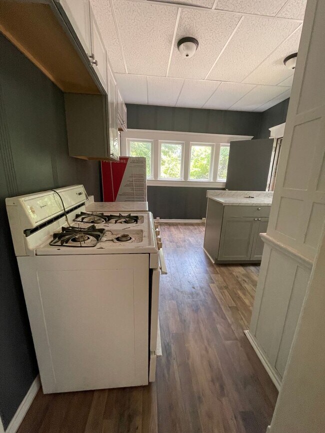 Building Photo - Newly Renovated Unit