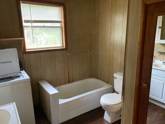 Foto del edificio - come look at this 3 bedroom 1 bathroom home