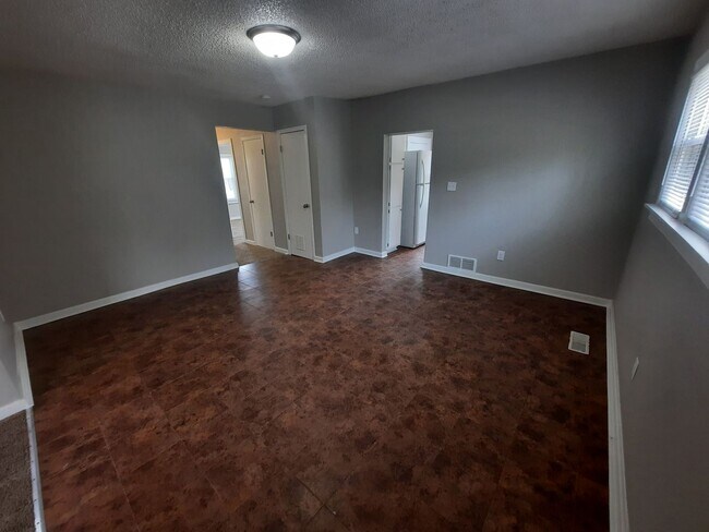 Foto del edificio - 2 bedroom, 1 bathroom home on large corner...