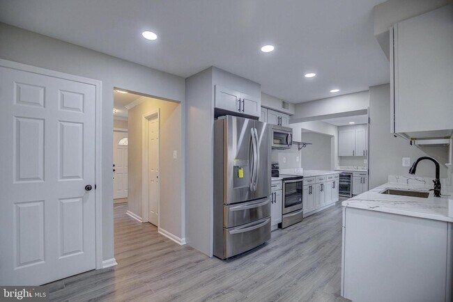 Building Photo - 9000 Strattondale Ct