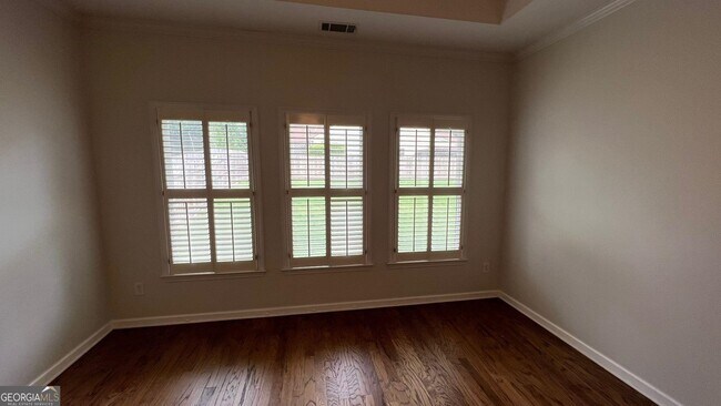 Building Photo - 301 White Oak Way