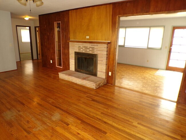 Foto del edificio - 882/884 N Ross Ln.