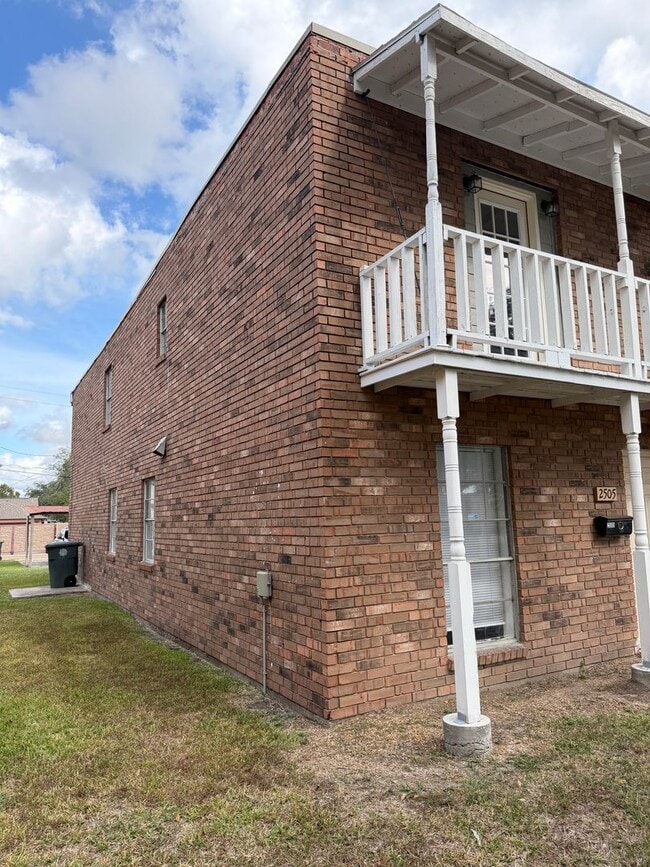 Building Photo - Spacious 3 Bedroom Townhome in Oak Park