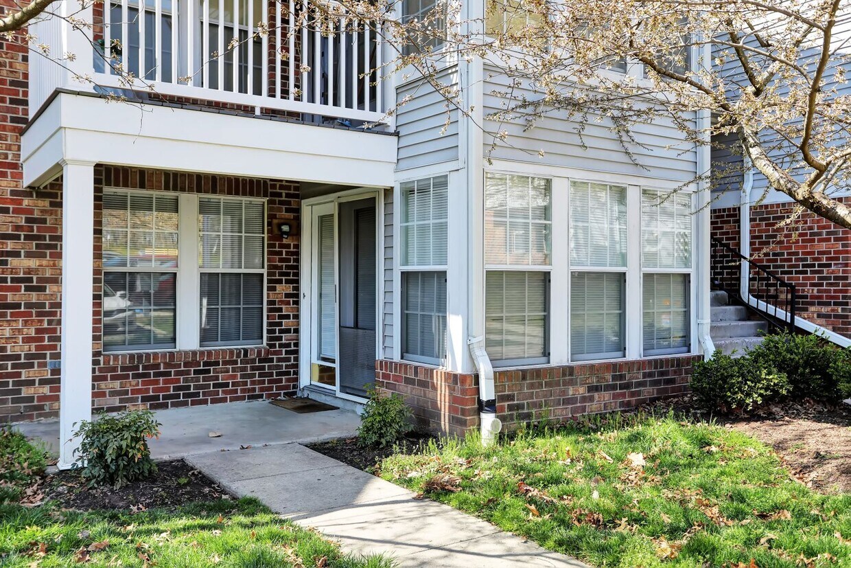 Foto principal - Large 2 Bedroom 2 Bath Ground Floor Condo ...