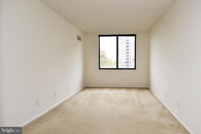 Foto del edificio - 5225 Pooks Hill Rd