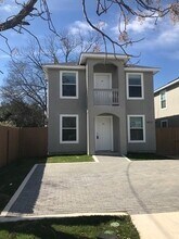 Building Photo - 1611 N Navidad St