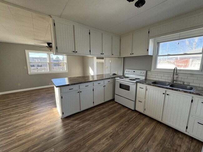 Building Photo - 903 Clover Ln