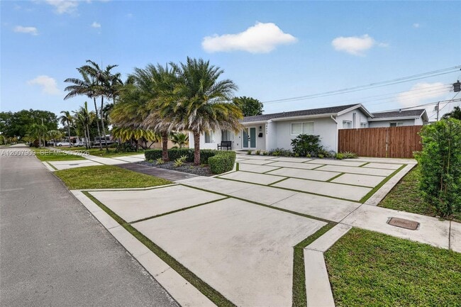 Building Photo - 4865 SW 94th Ave
