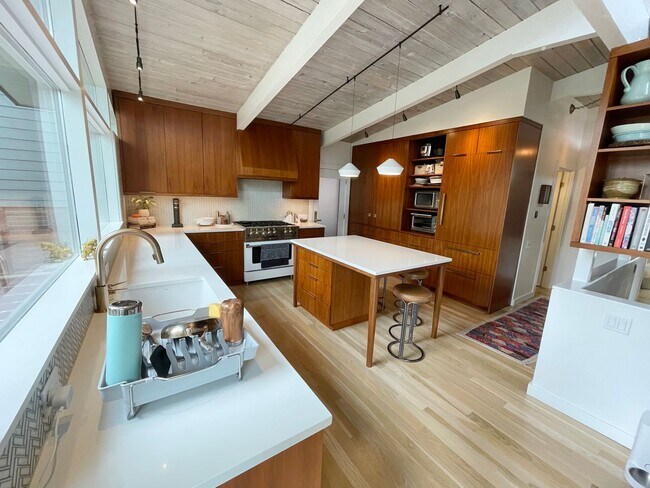 Building Photo - Sophisticated Contemporary Home in Meadowb...