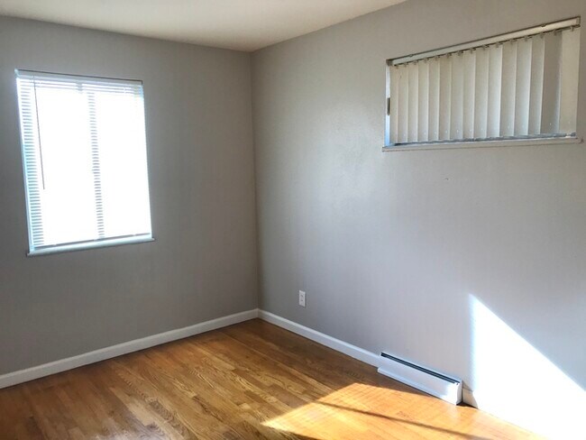 Building Photo - House for rent 3 bedroom 2 bath