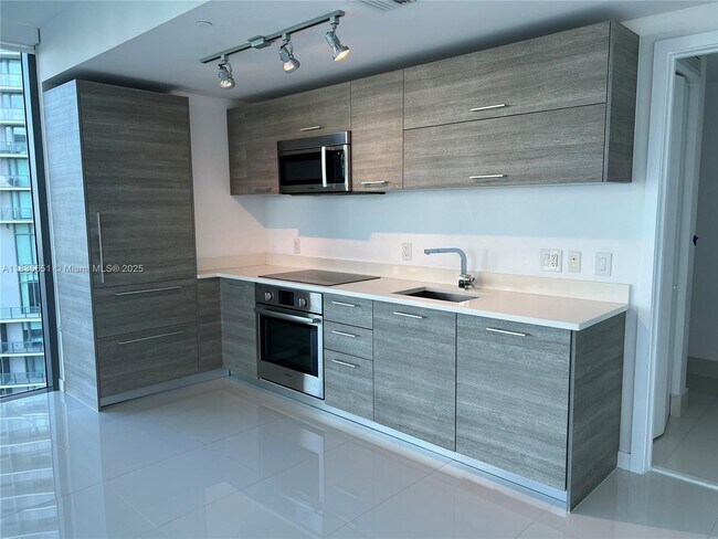 Foto del edificio - 650 NE 32nd St