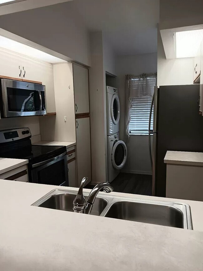 Kitchen - stove, microwave, dishwasher, washer and dryer - 1219 Country Club Dr