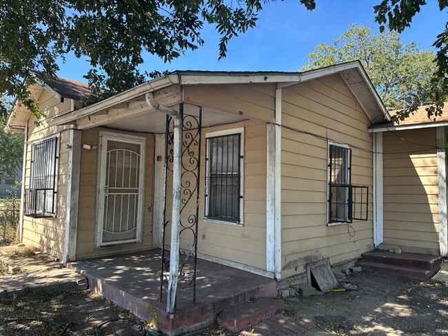 Photo - 229 Grenet St House