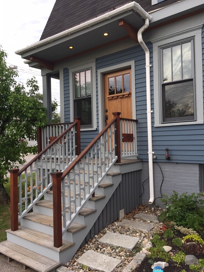 Building Photo - 10 Pine Point Rd