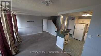 Building Photo - 2121-2121 Roche Ct