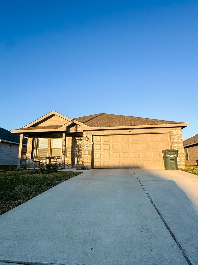 Foto principal - NEW HOME IN PLEASANT HILL AVAILABLE FOR DECEMBER MOVE IN!